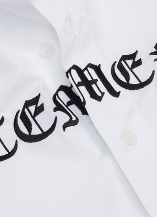  - VETEMENTS - 'Gothic' logo print oversized button-up shirt