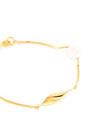 Detail View - Click To Enlarge - MING YU WANG - 'Leaf' pearl 18k gold plated bracelet