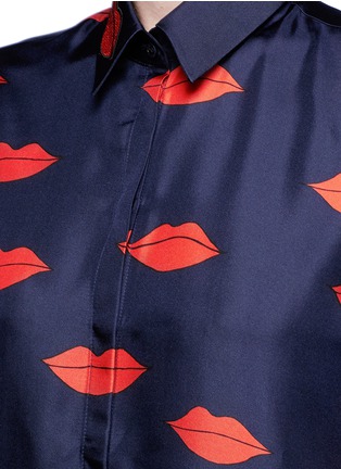 Detail View - Click To Enlarge - VICTORIA, VICTORIA BECKHAM - Scattered lip print silk twill shirt
