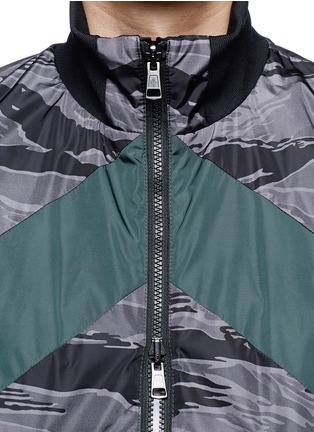 Detail View - Click To Enlarge - MONCLER - 'Gauguin' camouflage reversible jacket