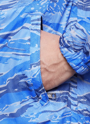 Detail View - Click To Enlarge - MONCLER - 'Gobert' camouflage mesh reversible jacket