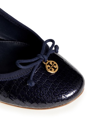 Detail View - Click To Enlarge - TORY BURCH - Chelsea patent croc pumps