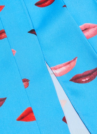 Detail View - Click To Enlarge - VICTORIA, VICTORIA BECKHAM - Lips print pleated midi skirt