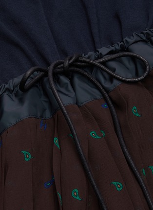 Detail View - Click To Enlarge - SACAI - Bandana print pleated skirt dress