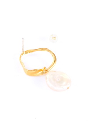 Detail View - Click To Enlarge - OLIVIA YAO - Snow pearl gold plated ripple hoop earrings