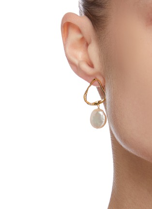 Figure View - Click To Enlarge - OLIVIA YAO - Snow pearl gold plated ripple hoop earrings