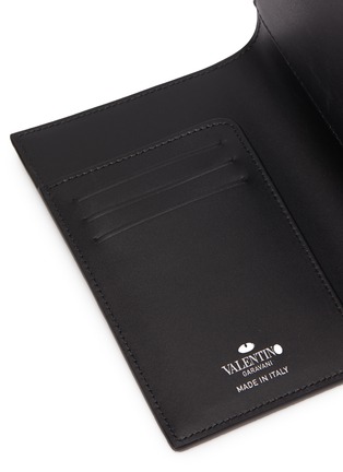 Detail View - Click To Enlarge - VALENTINO GARAVANI - Valentino Garavani VLTN logo print leather passport holder