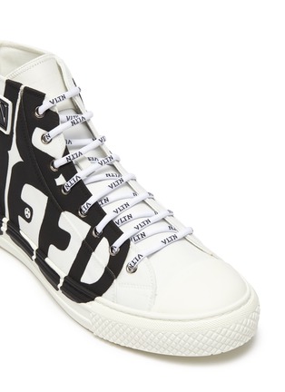 Detail View - Click To Enlarge - VALENTINO GARAVANI - Valentino Garavani 'GIGGIES' Need Need Print High Top Sneakers