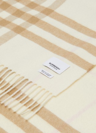 Detail View - Click To Enlarge - BURBERRY - Giant check cashmere scarf