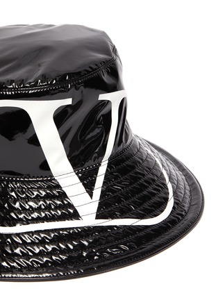 Detail View - Click To Enlarge - VALENTINO GARAVANI - Valentino Garavani logo print bucket hat