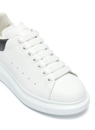 Detail View - Click To Enlarge - ALEXANDER MCQUEEN - 'Oversized sneaker' with colourblock heart tab