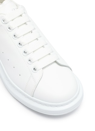 Detail View - Click To Enlarge - ALEXANDER MCQUEEN - Oversized Sneakers' in Leather with Displace Heel Tab Print