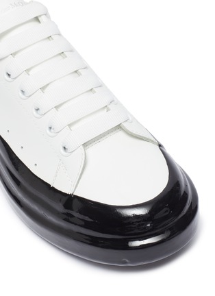 Detail View - Click To Enlarge - ALEXANDER MCQUEEN - Drip band wedge sneakers