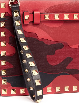 Detail View - Click To Enlarge - VALENTINO GARAVANI - 'Rockstud' camouflage leather canvas flap clutch