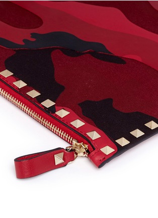 Detail View - Click To Enlarge - VALENTINO GARAVANI - 'Rockstud' camouflage leather pouch