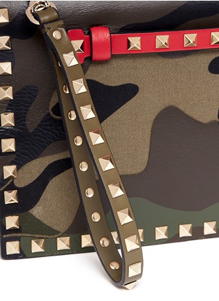 Detail View - Click To Enlarge - VALENTINO GARAVANI - 'Rockstud' camouflage leather canvas flap clutch