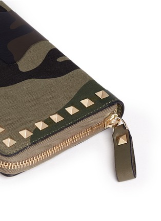 Detail View - Click To Enlarge - VALENTINO GARAVANI - Rockstud camouflage zip-around travel wallet