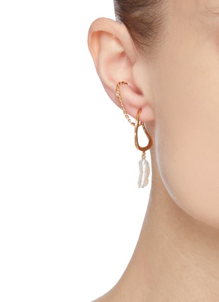 Figure View - Click To Enlarge - JOANNA LAURA CONSTANTINE - Pearl embellished twisted wire single hoop earring