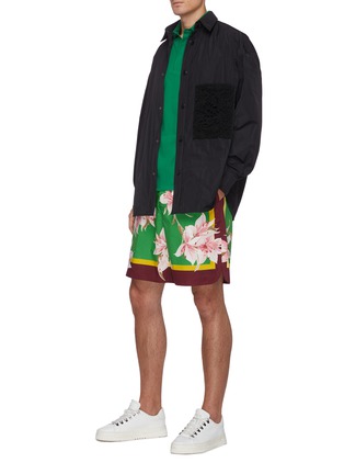 Figure View - Click To Enlarge - VALENTINO GARAVANI - Lilium verde print bermuda shorts