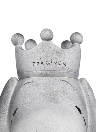 Detail View - Click To Enlarge - LEBLON DELIENNE - x Dr Woo Forgiven Crown Snoopy sculpture