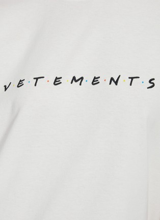  - VETEMENTS - 'Friendly' Logo Print Cotton T-shirt