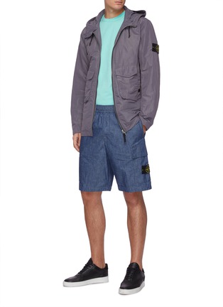 Figure View - Click To Enlarge - STONE ISLAND - Chambray canvas elastic waist cargo shorts