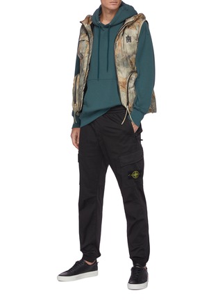 Figure View - Click To Enlarge - STONE ISLAND - Logo Patch Elastic Waist Cotton Cargo Pants
