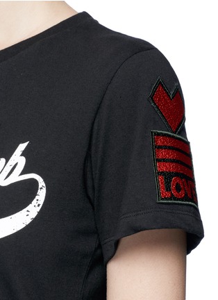 Detail View - Click To Enlarge - 73437 - 'Love Bomb' slogan print cotton T-shirt
