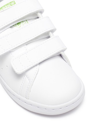 Detail View - Click To Enlarge - ADIDAS - 'Stan Smith' kermit the frog motif triple velcro strap toddler sneakers