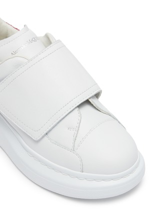 Detail View - Click To Enlarge - ALEXANDER MCQUEEN - 'Molly' contrast heel tab velcro oversized sole Todder and Kids sneakers