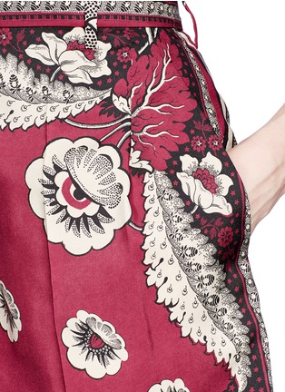 Detail View - Click To Enlarge - VALENTINO GARAVANI - Floral print silk shorts