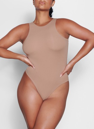 SKIMS FITS EVERYBODY HIGH NECK BODYSUIT IN COCOA XS