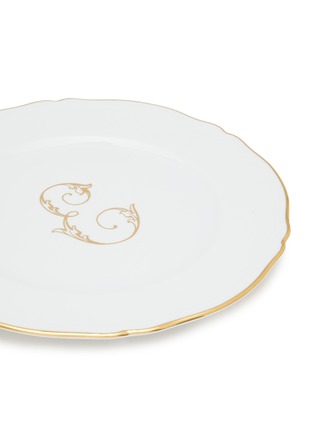 Detail View - Click To Enlarge - GINORI 1735 - CORONA MONOGRAM ORO E INITIAL PORCELAIN CHARGER PLATE — SET OF 2