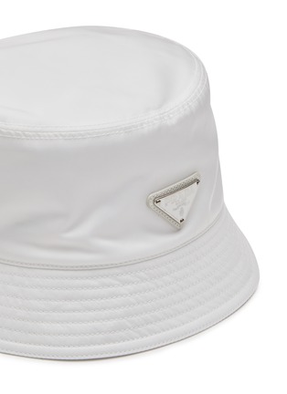 Detail View - Click To Enlarge - PRADA - ENAMELED METAL TRIANGLE LOGO RE-NYLON BUCKET HAT