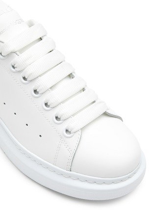 Detail View - Click To Enlarge - ALEXANDER MCQUEEN - ‘Larry’ Low-Top Lace-Up Sneakers