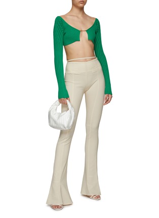 Figure View - Click To Enlarge - JACQUEMUS - ‘Pralu' logo brooch rib cropped top