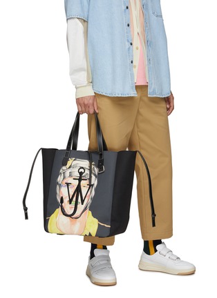 Figure View - Click To Enlarge - JW ANDERSON - Graphic Print Oversized Belt Strap Tote