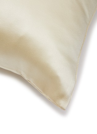 Detail View - Click To Enlarge - FRETTE - Luxury Silk Decorative Cushion Case 65x65cm – Citrine Green