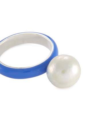 Detail View - Click To Enlarge - FRY POWERS - Baroque Pearl Enamelled Sterling Silver Ring — Blue