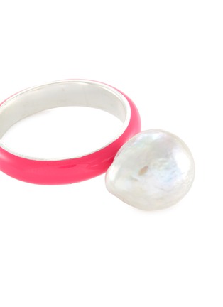 Detail View - Click To Enlarge - FRY POWERS - Baroque Pearl Enamelled Sterling Silver Ring — Bright Pink