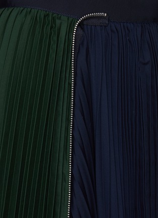  - SACAI - Asymmetric Zipper Detail Pleated Midi Skirt
