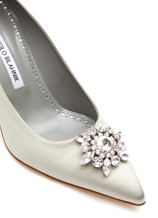Detail View - Click To Enlarge - MANOLO BLAHNIK - ‘Cassina’ Crystal Brooch Satin Pumps