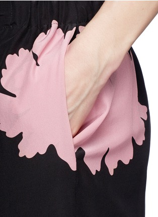 Detail View - Click To Enlarge - ALEXANDER MCQUEEN - Floral silhouette silk crepe drawstring pants