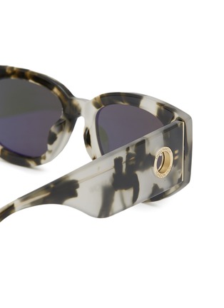 Detail View - Click To Enlarge - LINDA FARROW - ‘Debbie’ Thick Acetate Frame Round Sunglasses