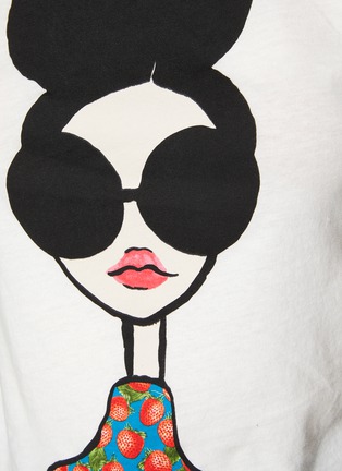  - ALICE + OLIVIA - ‘Rylyn’ Stace Face Strawberry Print Cotton Crewneck T-Shirt