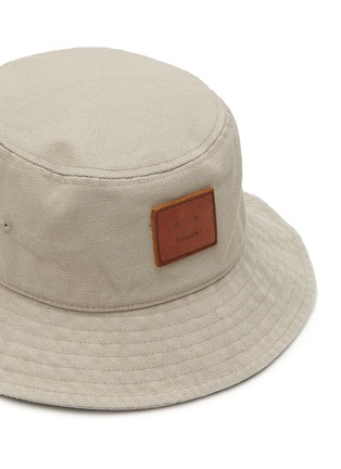 Detail View - Click To Enlarge - ACNE STUDIOS - LEATHER FACE PATCH ORGANIC COTTON CANVAS BUCKET HAT
