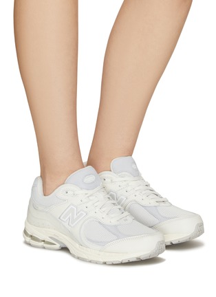 chunky white new balance shoes