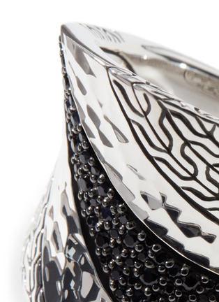 Detail View - Click To Enlarge - JOHN HARDY - ‘CLASSIC CHAIN’ TREATED BLACK SAPPHIRE SPINEL STERLING SILVER HAMMERED SADDLE RING
