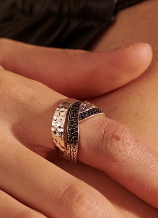  - JOHN HARDY - ‘CLASSIC CHAIN’ TREATED BLACK SAPPHIRE SPINEL HAMMERED STERLING SILVER BAND RING