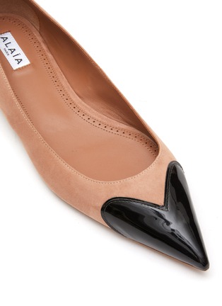 Detail View - Click To Enlarge - ALAÏA - ‘COEUR’ POINT TOE PATENT LEATHER SUEDE BALLERINA FLATS